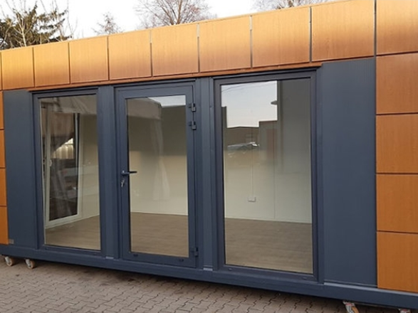 Design-sans-titre-2024-09-11T061319.500-1.png Container Bureau aménagé de 18 m2 avec Toilettes