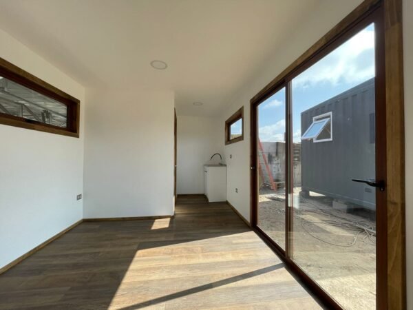 La Cabine Fumée Modulaire 18m² – 6×3 mètres est une solution clé en main conçue pour les clients recherchant un espace compact, moderne et immédiatement fonctionnel. La Cabine Fumée Modulaire 18m² – 6×3 mètres est une solution clé en main conçue pour les clients recherchant un espace compact, moderne et immédiatement fonctionnel.